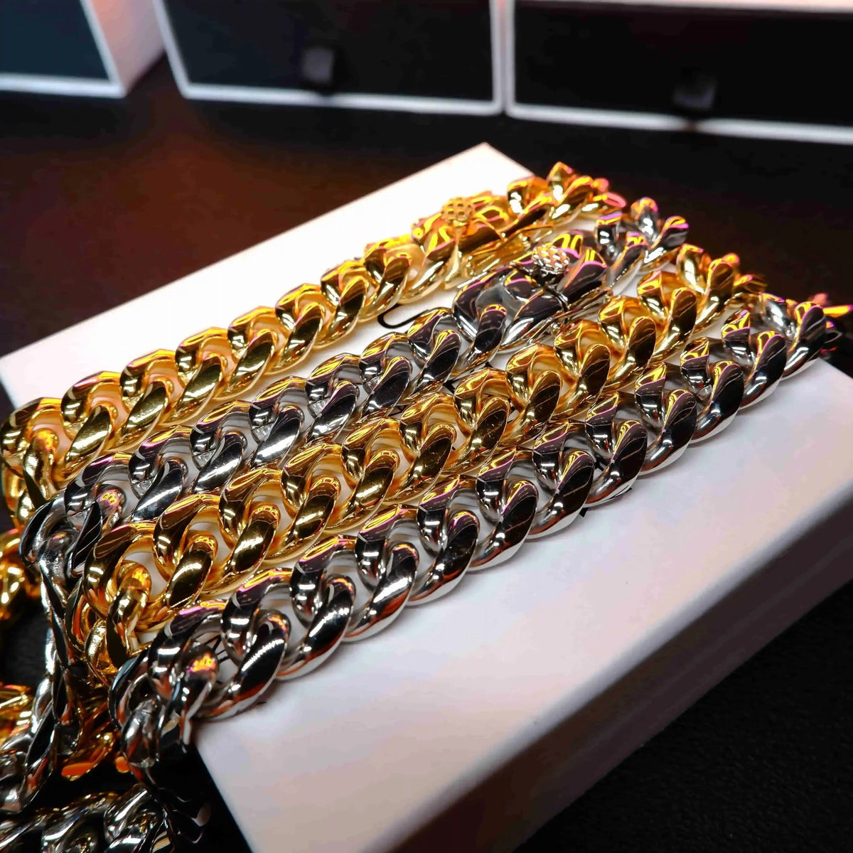 Miami Cuban Link Choker in Yellow Gold - 18mm