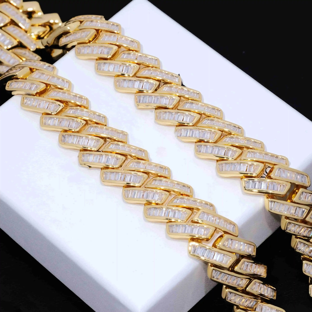 Baguette Channel Set Cuban Chain in 18k Gold - 19mm